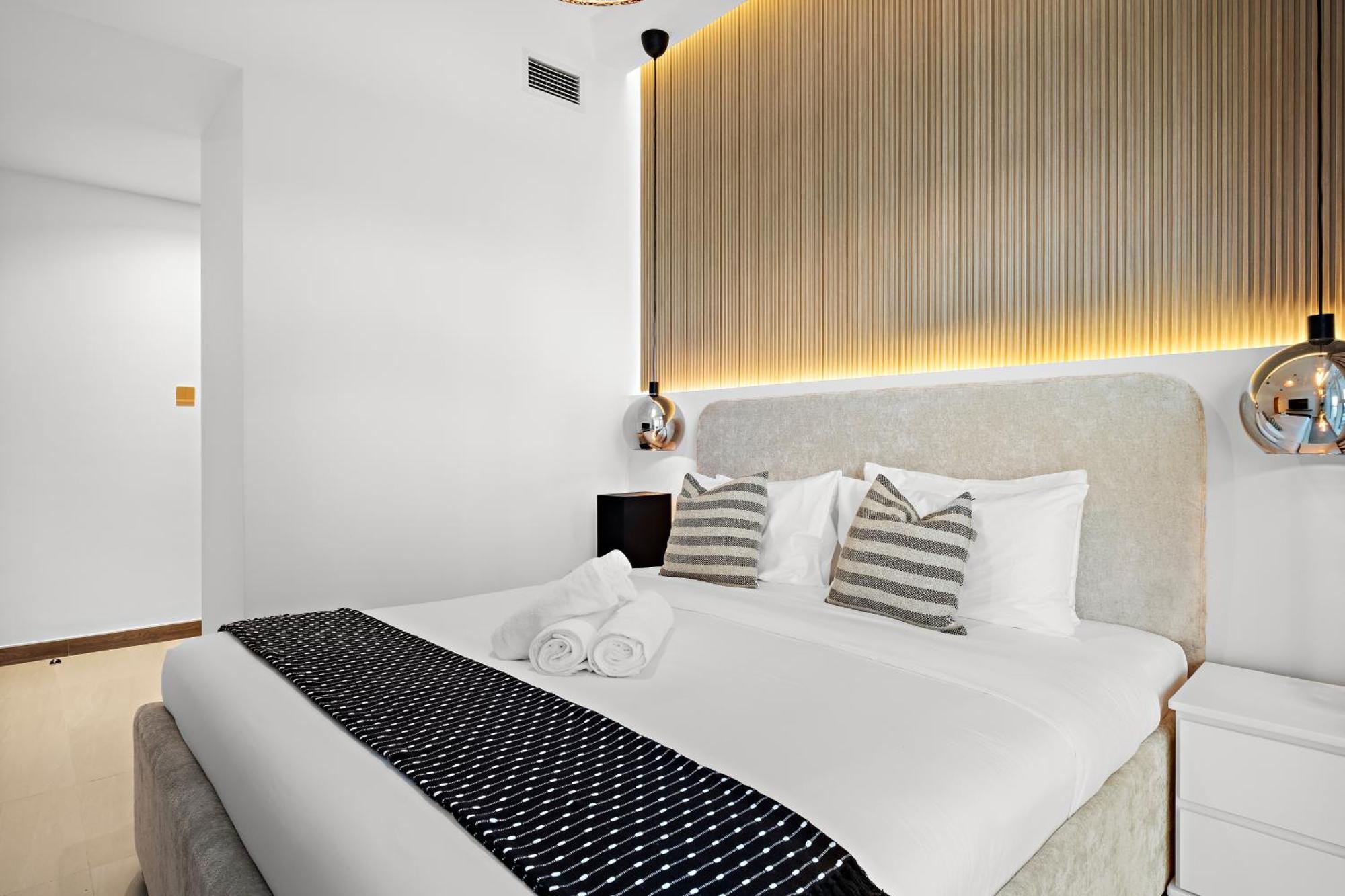 Luxury 2br In Business Bay With Balcony & Canal View Dubai